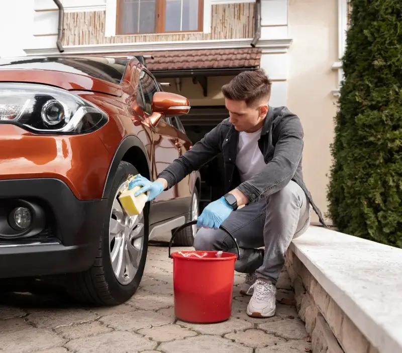 Lavage auto à domicile Crécy-en-Ponthieu : professionnel intervenant sur un véhicule